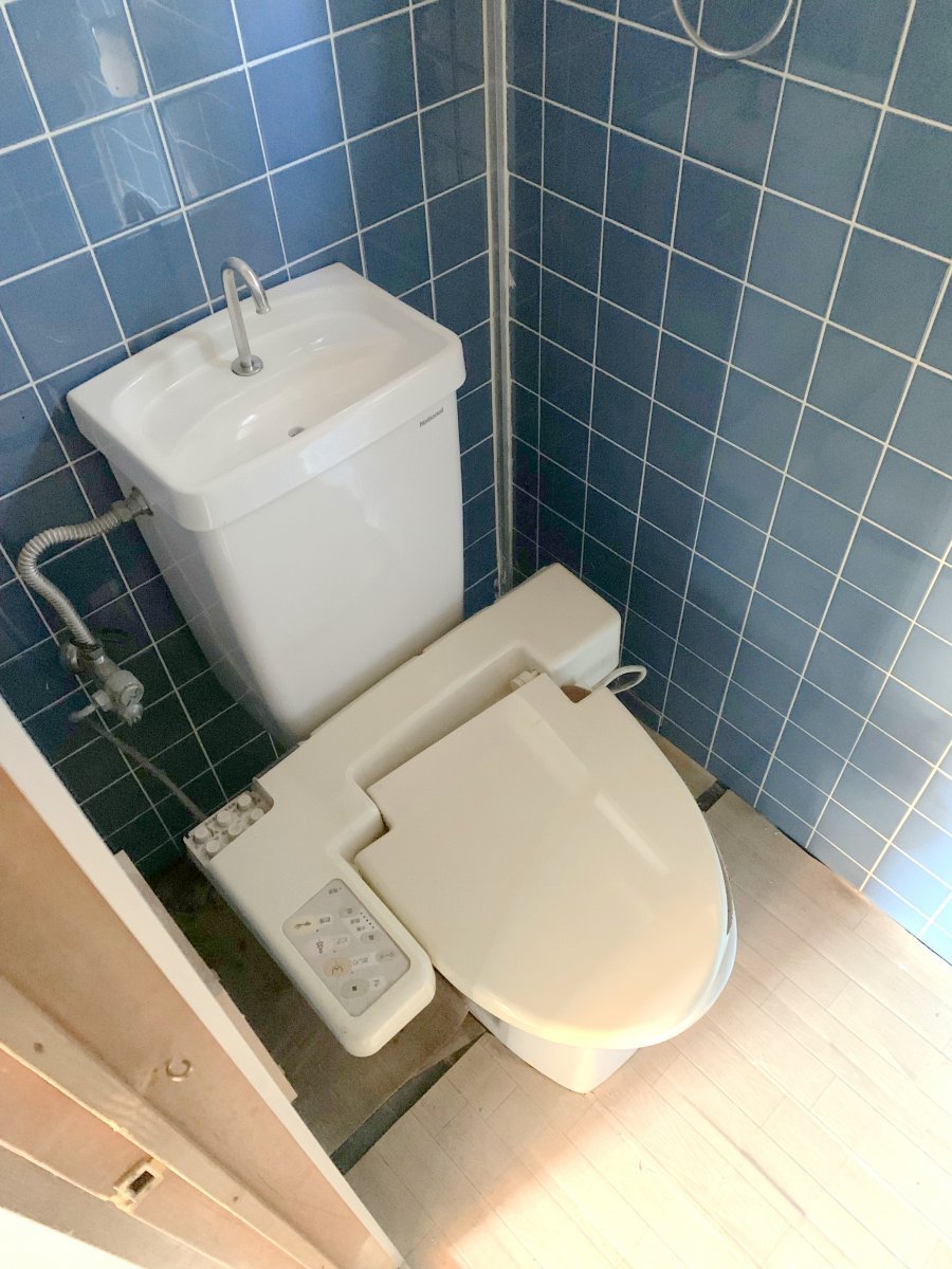 ウォシュレットがついたトイレです♪ 綺麗にお使いいただいております♪