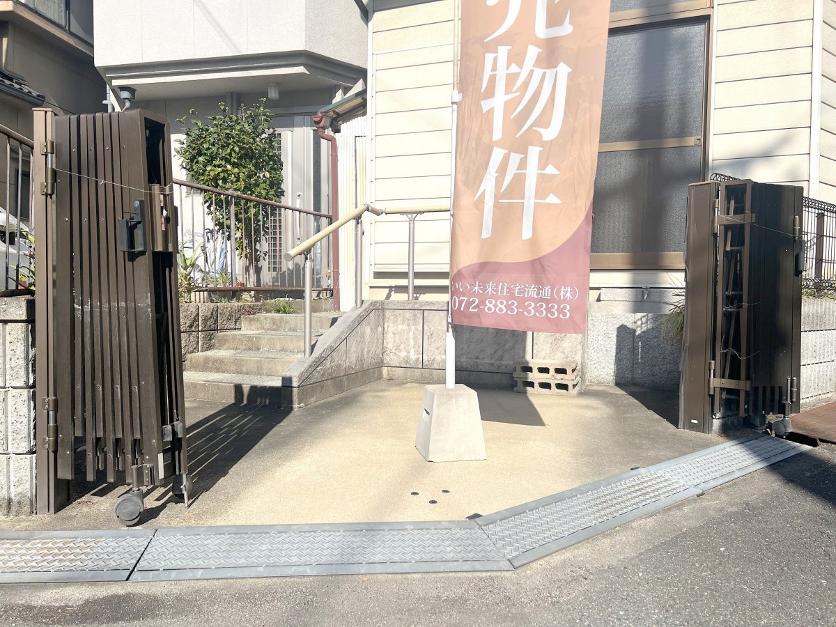 自転車を置けるスペースも完備しております♪アコーディオンフェンスで開閉もできるので盗難防止になります♪