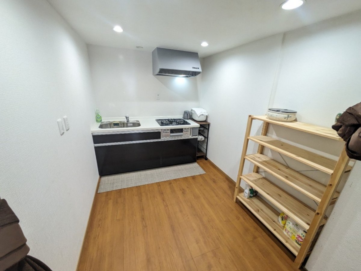 キッチン下収納に調理器具・食器等完備でお料理もできます♪