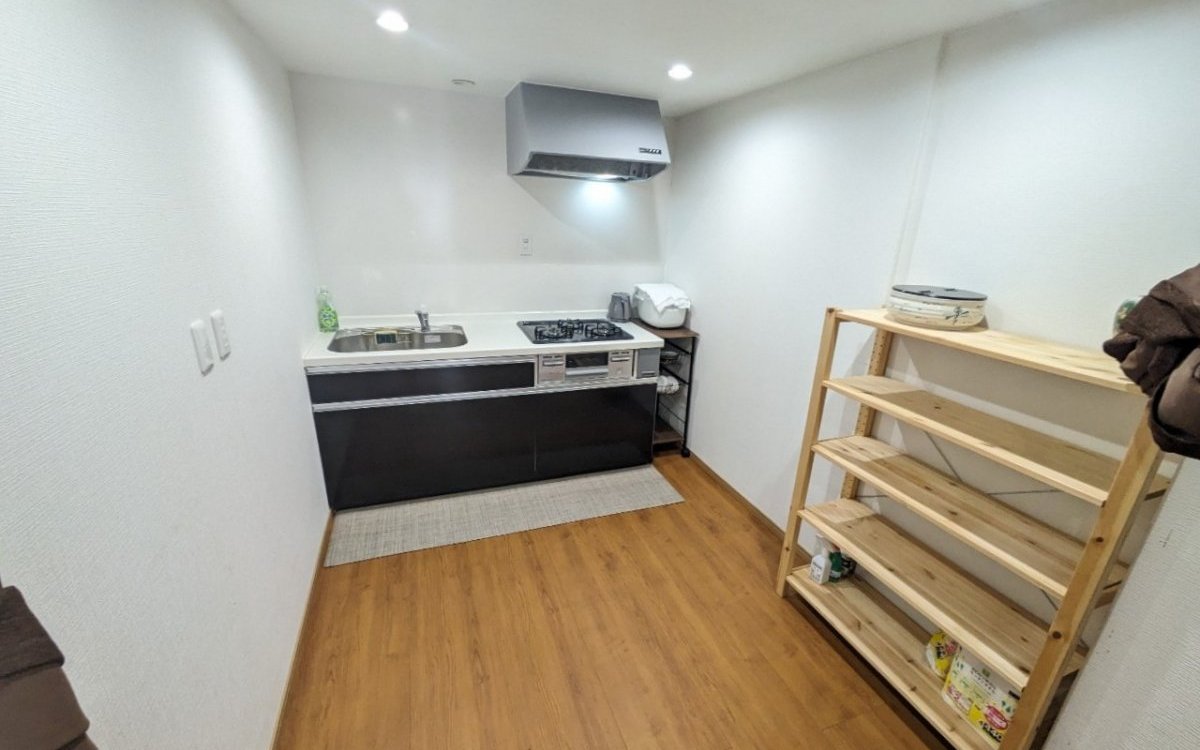 キッチン下収納に調理器具・食器等完備でお料理もできます♪