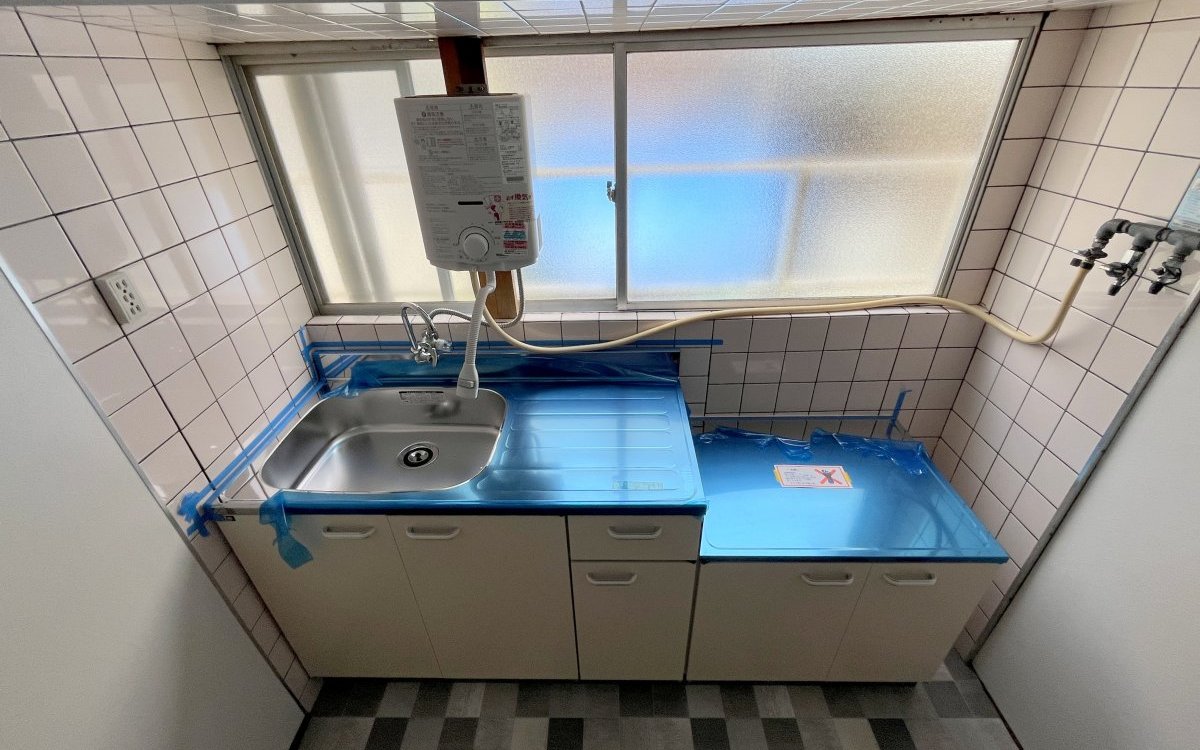 キッチン隣は家電や物置としても使える棚がございます♪