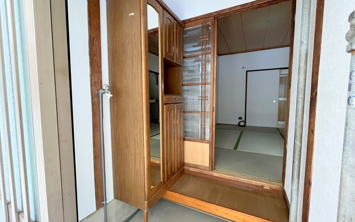 明るい採光の入る玄関です♪